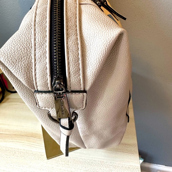 STEVE MADDEN LIGHT GRAY / TAUPE COLOR BAG. - Picture 3 of 12